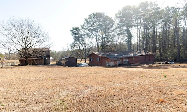 view of yard featuring a storage shed