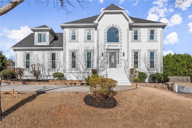 colonial inspired home featuring a front yard