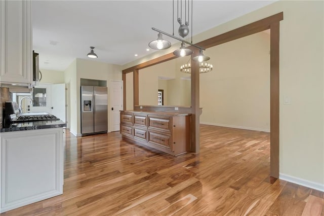 475 Brown Thrasher Ct, Alpharetta, GA 30009 - kitchen with stainless steel appliances, light wood finished floors, a chandelier, and decorative light fixtures