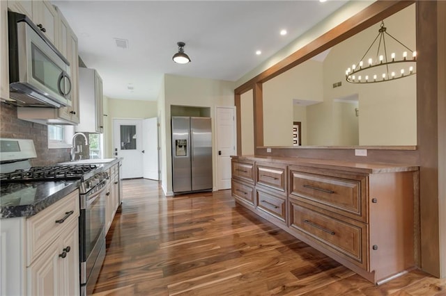 475 Brown Thrasher Ct, Alpharetta, GA 30009 - kitchen featuring stainless steel appliances, backsplash, dark wood finished floors, a chandelier, and recessed lighting