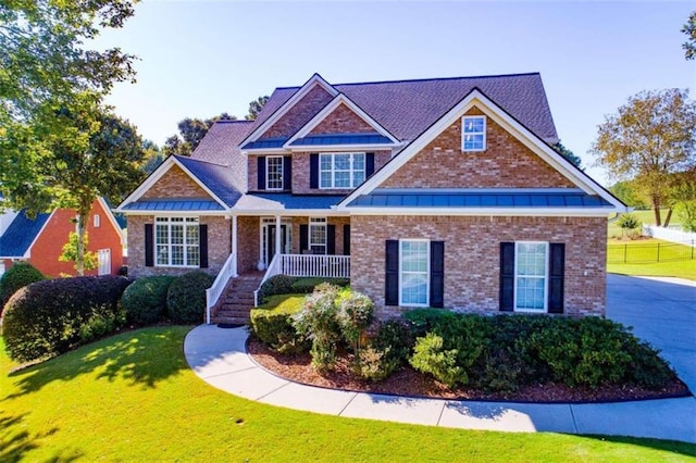 craftsman house featuring a front lawn