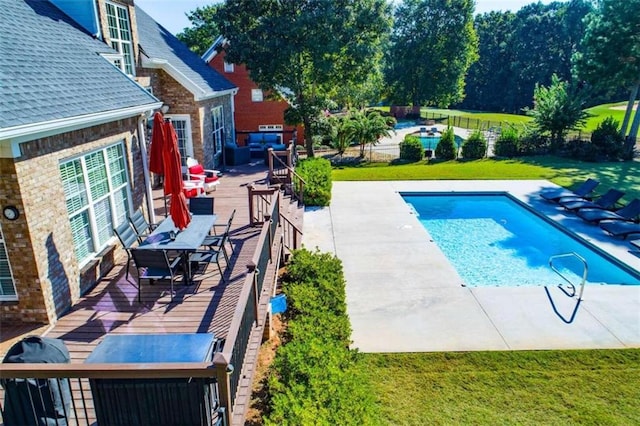 view of swimming pool featuring a lawn