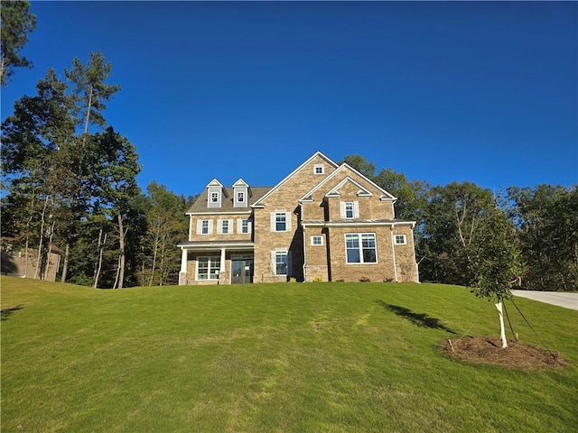 view of front of property featuring a front yard