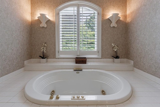 4310 Granby Way, Marietta, GA 30062 - full bath with wallpapered walls and a whirlpool tub