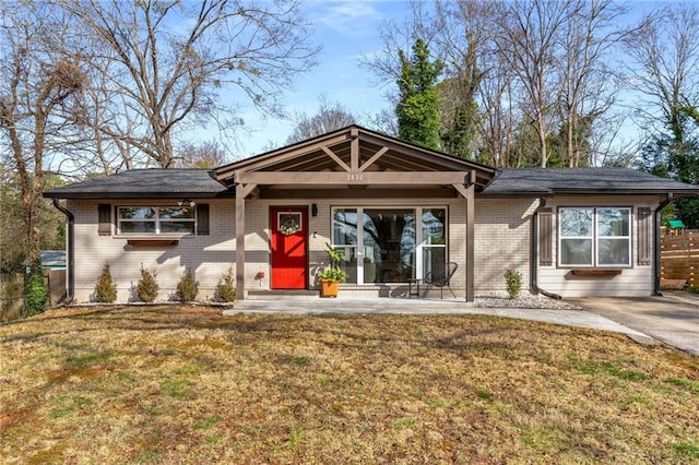 single story home featuring brick siding and a front lawn