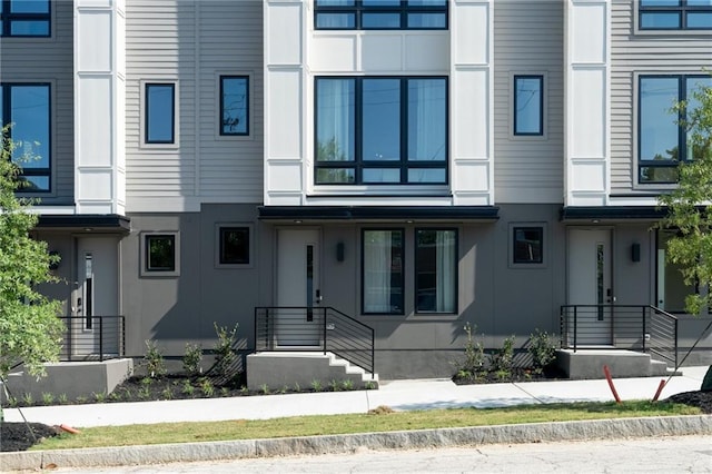 view of front of property featuring stucco siding