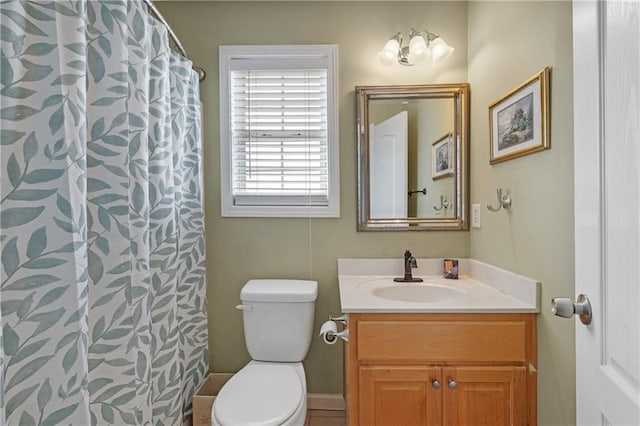 full bathroom featuring vanity, a shower with shower curtain, and toilet