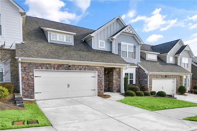 view of front facade featuring a front yard and a garage