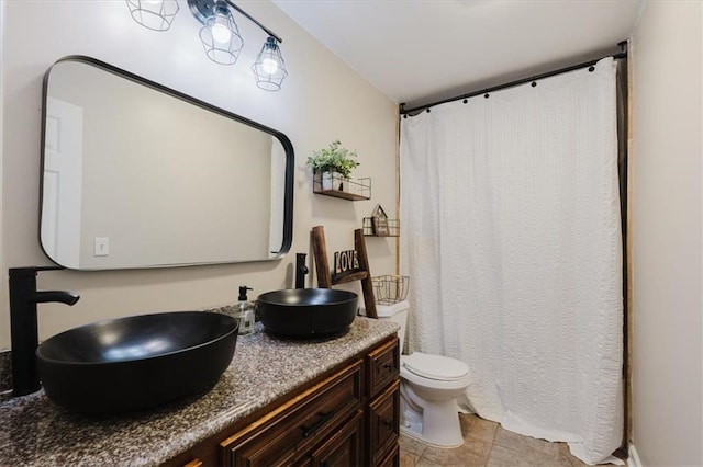 full bathroom featuring a shower with curtain, vanity, and toilet