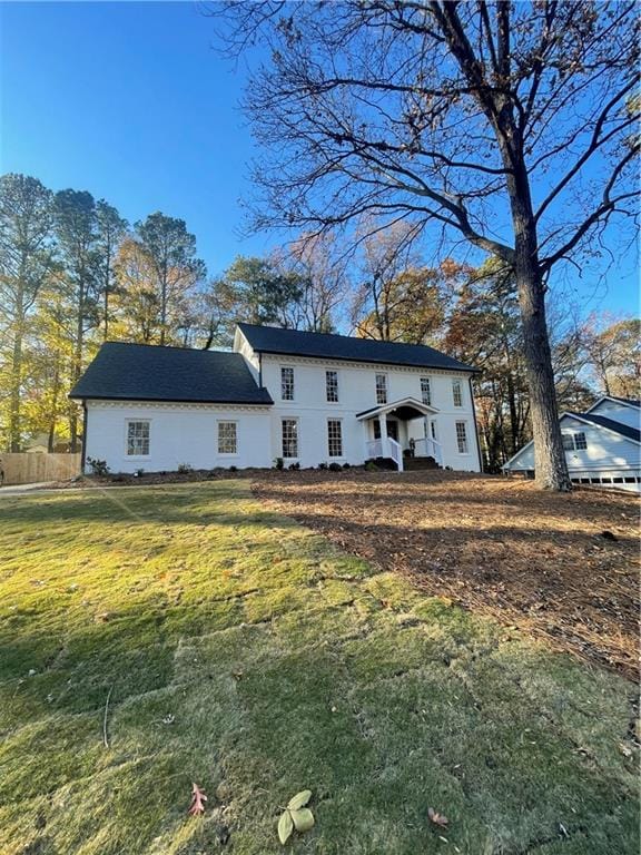 view of front of property featuring a front yard