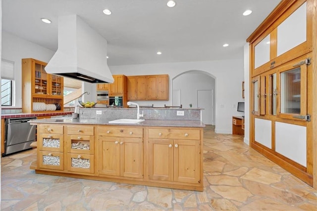 kitchen featuring appliances with stainless steel finishes, a center island with sink, premium range hood, and sink