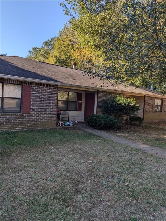 ranch-style home with a front yard