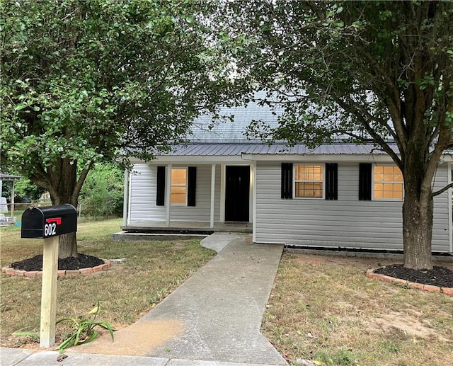 view of front facade with a front yard