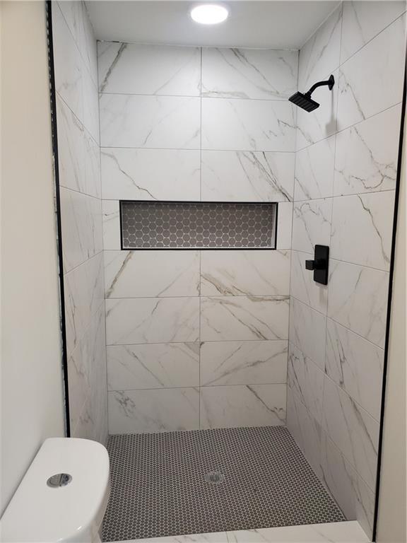 bathroom featuring a tile shower