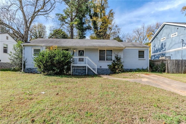 view of front of property featuring a front lawn