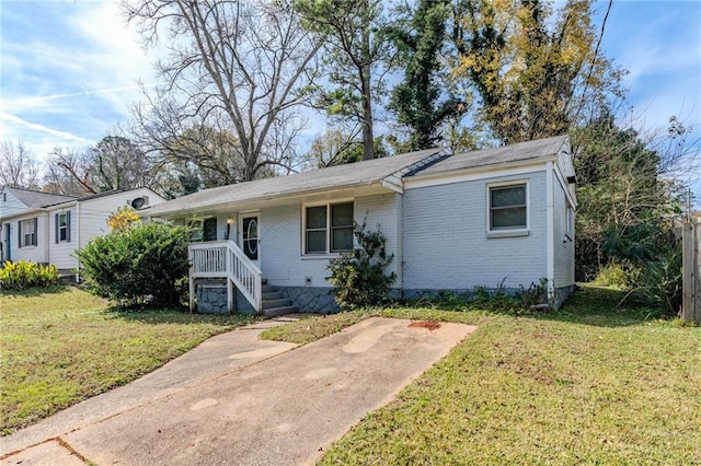 ranch-style house featuring a front yard