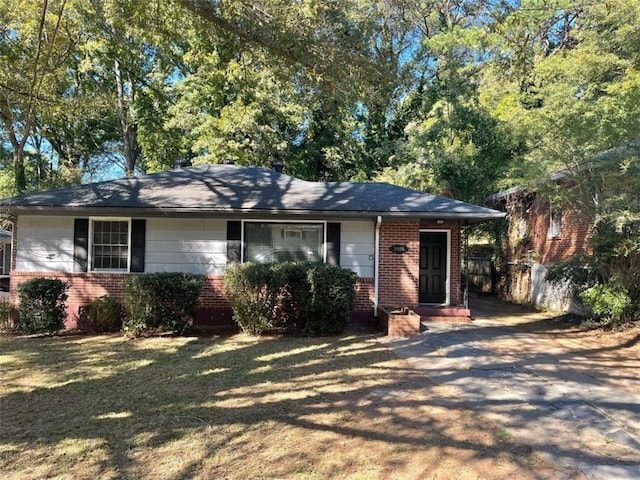 single story home with a front lawn