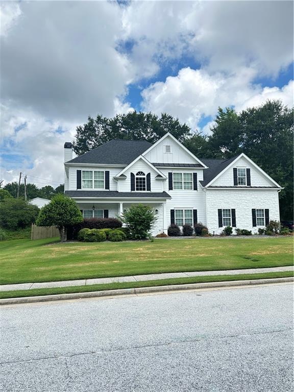 view of front of property with a front yard