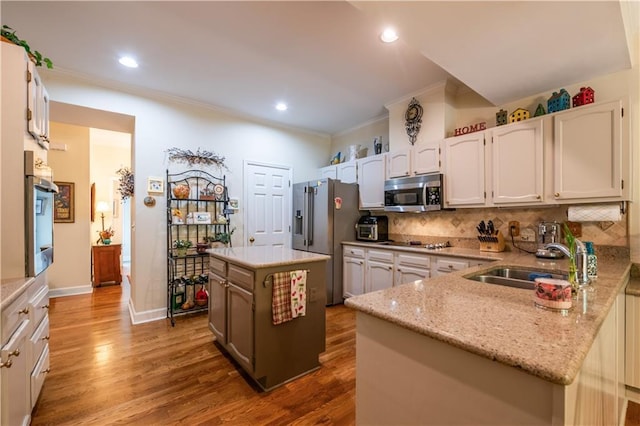 3833 Savannah Sq E, Atlanta, GA 30340 - kitchen with stainless steel appliances, a sink, crown molding, a kitchen island, and backsplash