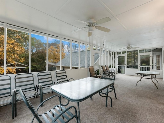 sunroom with ceiling fan