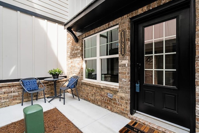 property entrance with covered porch