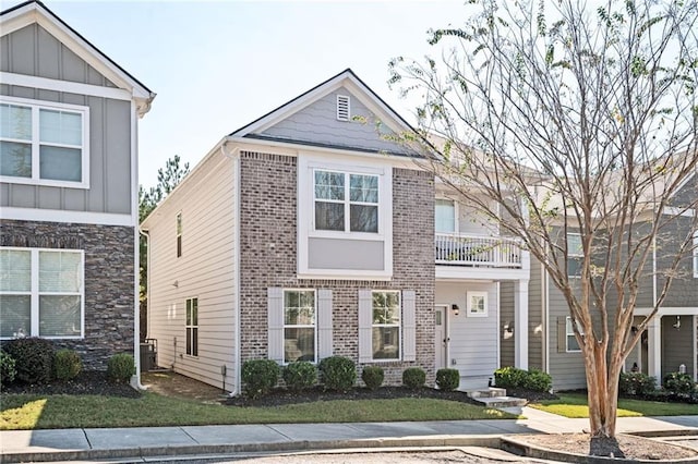 view of front of property featuring a front lawn