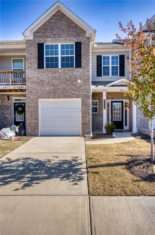 view of front of home featuring a front lawn and a garage