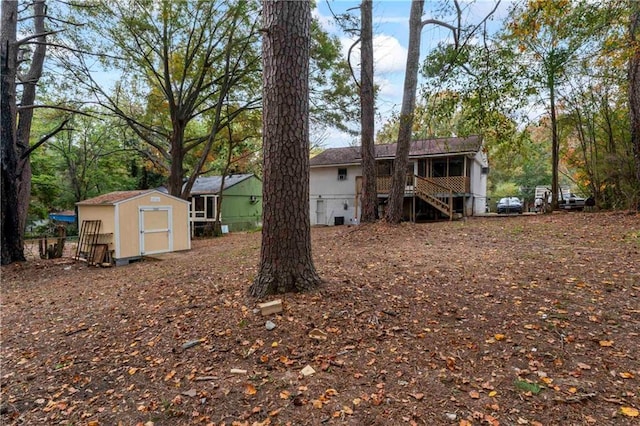 view of yard with a storage unit