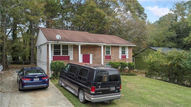 view of front facade featuring a front yard