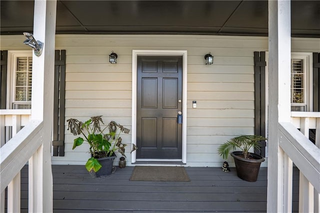 property entrance featuring a porch