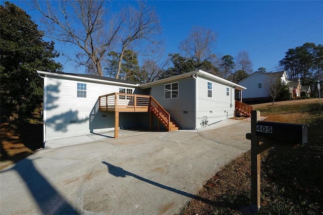 view of front facade featuring a wooden deck