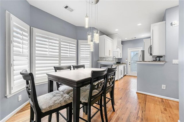 650 Ira St SW, Atlanta, GA 30312 - dining area featuring recessed lighting, visible vents, light wood-type flooring, and baseboards