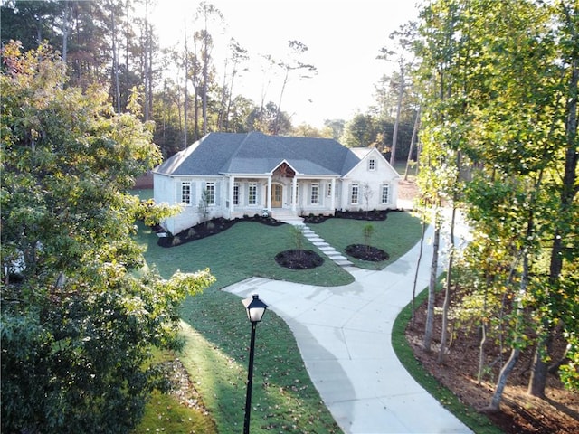 view of front facade with a front lawn