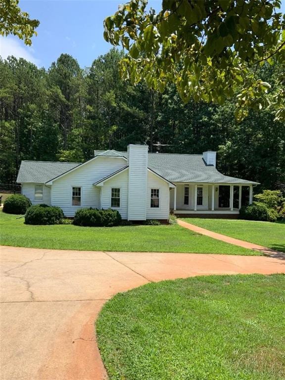 ranch-style house featuring a front lawn