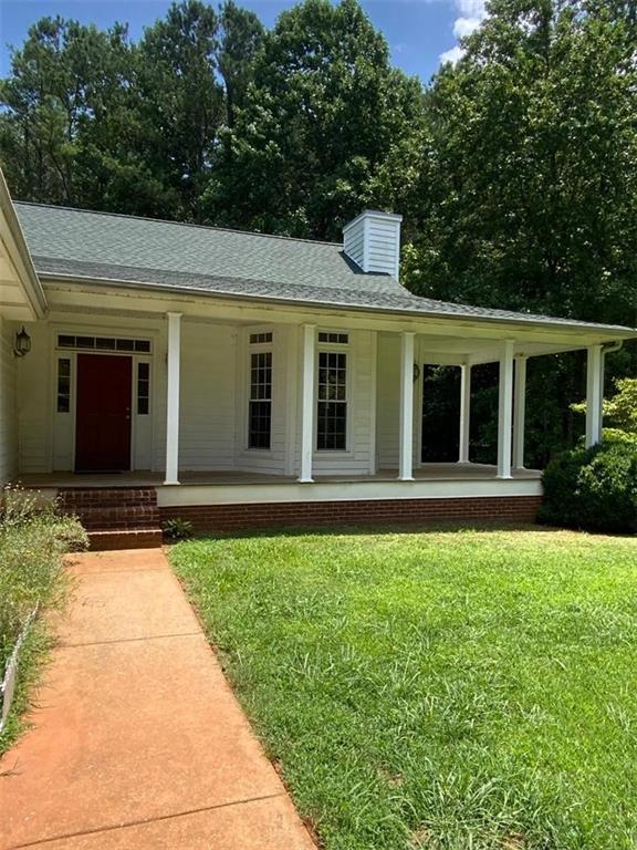 view of front of home featuring a front yard