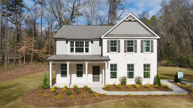 view of front facade featuring covered porch and a front lawn