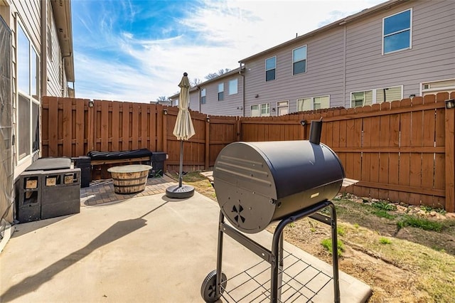 5008 Whiteoak Pointe SE Unit 15, Smyrna, GA 30080 - fenced backyard with a patio and a grill