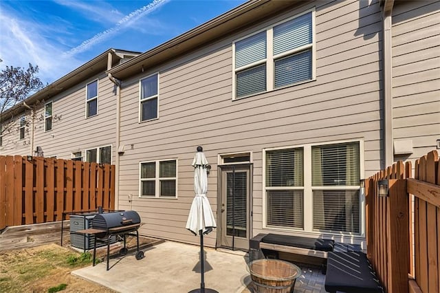 5008 Whiteoak Pointe SE Unit 15, Smyrna, GA 30080 - back of property featuring a patio