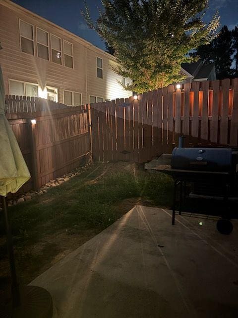 5008 Whiteoak Pointe SE Unit 15, Smyrna, GA 30080 - fenced backyard featuring a patio area
