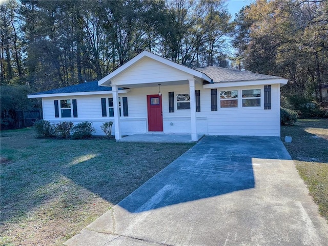 ranch-style house featuring covered porch and a front yard