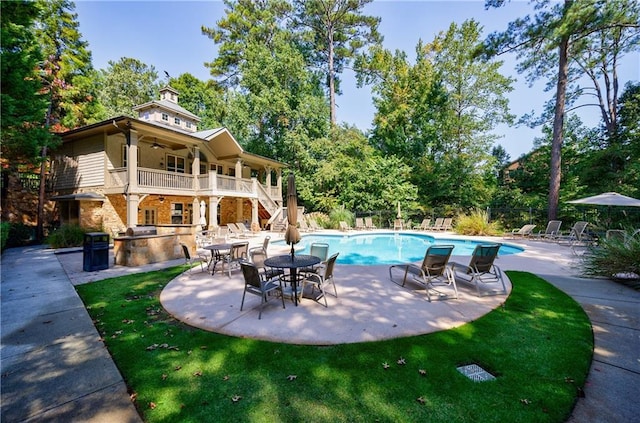 view of swimming pool with a patio area and ceiling fan