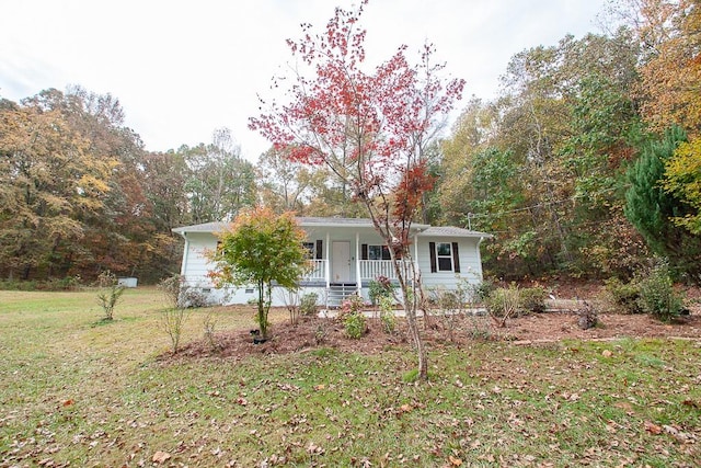 view of front facade featuring covered porch and a front lawn