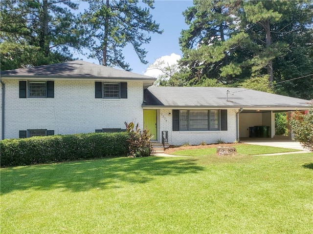 split level home featuring a front yard, cooling unit, and a carport