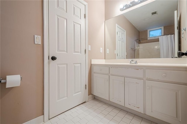 full bathroom featuring a shower with shower curtain, visible vents, and vanity