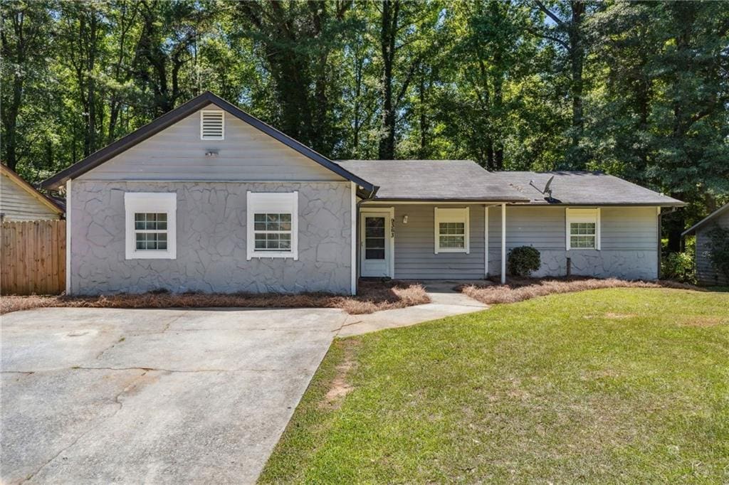 ranch-style home featuring a front lawn and a porch