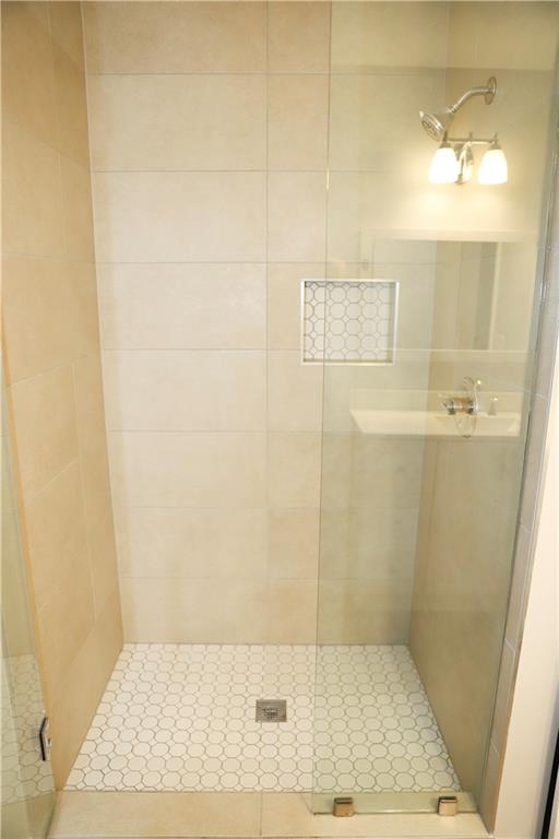 bathroom featuring tiled shower