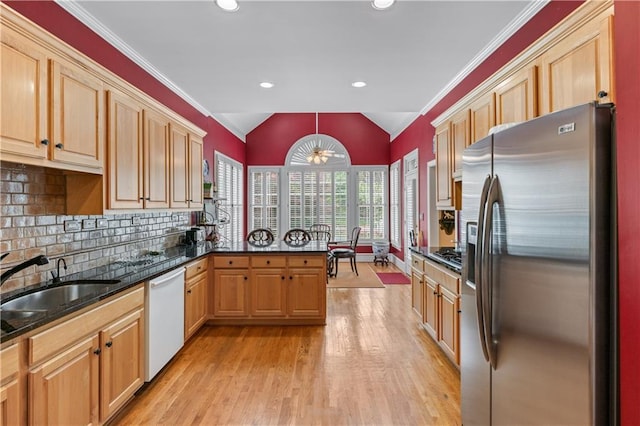 2117 Stephens Walk, Dunwoody, GA 30338 - kitchen featuring stainless steel appliances, a sink, light wood-style flooring, vaulted ceiling, and a peninsula