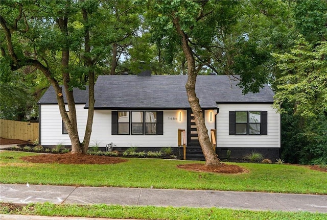 view of front of house featuring a front lawn