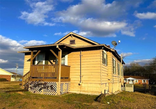 view of front facade with a porch and a front lawn