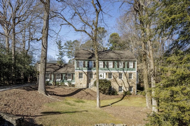 view of front of home featuring a front lawn